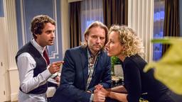 Sebastian (Kai Albrecht) stört Michael (Erich Altenkopf) und Natascha (Melanie Wiegmann), um Informationen über Luisa zu erhalten.