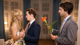 Sebastian (Kai Albrecht) träumt, dass Luisa (Magdalena Steinlein) ihn für David (Michael N. Kühl) verlassen hat.