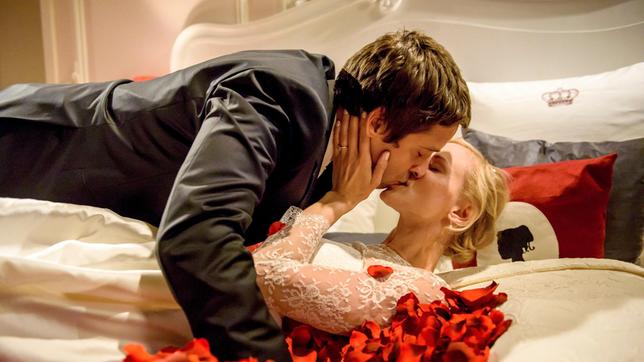 Bild: ARD/Christof Arnold Sebastian (Kai Albrecht) und Luisa (Magdalena Steinlein) genießen ihre Hochzeitsnacht.