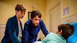 Sebastian (Kai Albrecht) verspricht Paul (Mika Ullritz) in Isabelles (Ina Meling) Gegenwart, dass er immer für ihn da sein wird.