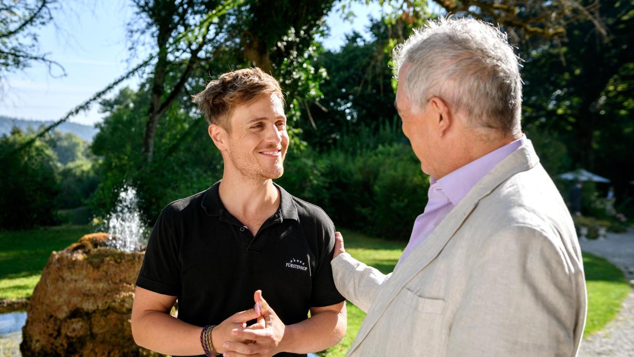 Selbst als Max (Stefan Hartmann) ihn mit der Nase auf Helene stößt, steht André (Joachim Lätsch) auf dem Schlauch.