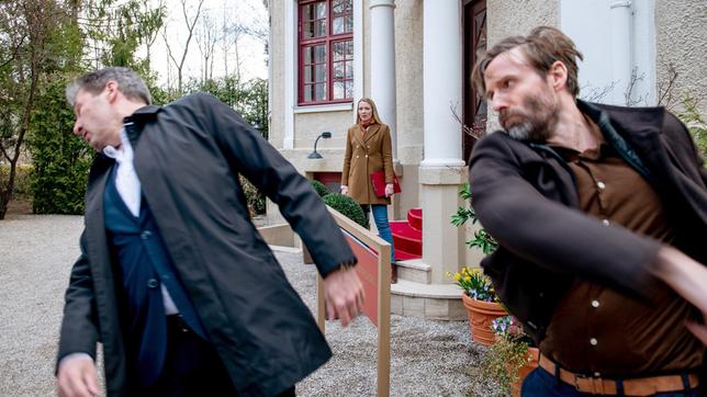 Bild: ARD/Christof Arnold Selina (Katja Rosin) beobachtet, wie Cornelius (Christoph Mory) Christoph (Dieter Bach) niederschlägt.