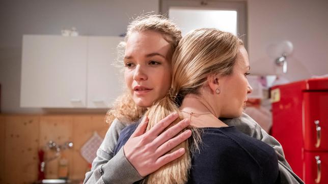 Bild: ARD/Christof Arnold Selina (Katja Rosin) bittet Maja (Christina Arends), ihr nach der langen Zeit der Trauer einen Neuanfang zu gönnen.