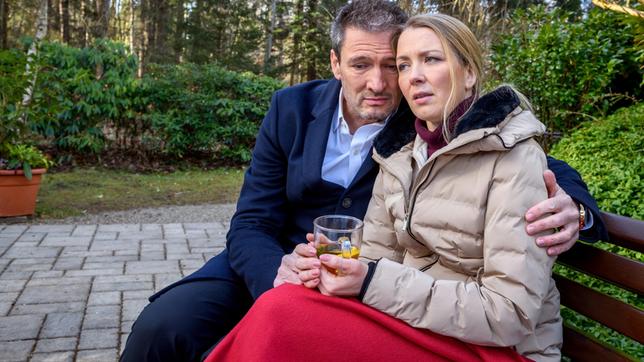 Bild: ARD/Christof Arnold Selina (Katja Rosin) erfährt von Arianes Hirntumor und zeigt sich vor Christoph (Dieter Bach) sichtlich betroffen.