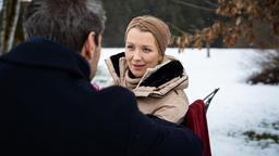 Selina (Katja Rosin) erzählt Christoph (Dieter Bach) von Arianes Heiratsplänen.