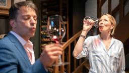Selina (Katja Rosin) trinkt bei der Weinverkostung mit Robert (Lorenzo Patané) nichtsahnend das Wahrheitsserum.