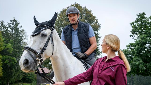 Selina (Katja Rosin) zuliebe stellt Christoph (Dieter Bach) sich seiner Angst vor Pferden.