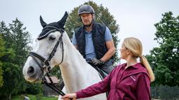 Selina (Katja Rosin) zuliebe stellt Christoph (Dieter Bach) sich seiner Angst vor Pferden.