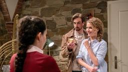 Shirin (Merve Çakır) eröffnet Maja (Christina Arends) und Hannes (Pablo Konrad), dass sie einen mobilen Kosmetikservice im Hotel anbieten darf.