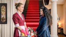 Shirin (Merve Çakır) fällt es schwer, Maja (Christina Arends) wegen Cornelius nicht die Wahrheit zu sagen.