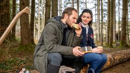 Shirin (Merve Çakır) genießt insgeheim die Nähe zu Florian (Arne Löber).