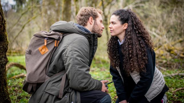 Shirin (Merve Çakır) gerät in Versuchung, ihren Gefühlen für Florian (Arne Löber) nachzugeben.