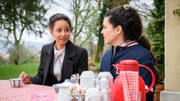 Shirin (Merve Çakır) gesteht Vanessa (Jeannine Gaspár), dass sie Helene lieber erst mal aus dem Weg gehen will.