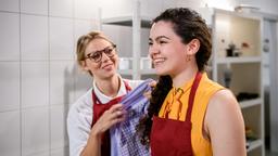 Shirin (Merve Cakir) hilft Josie (Lena Conzendorf) in der Küche.