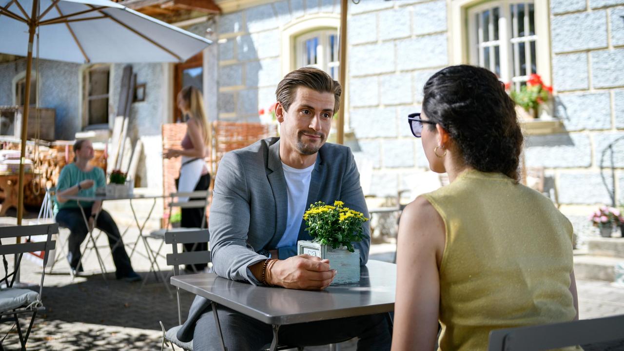 Shirin (Merve Çakır) ist froh, dass Paul (Sandro Kirtzel) ihre Gefühlslage gut nachvollziehen kann – im Gegensatz zu Gerry.