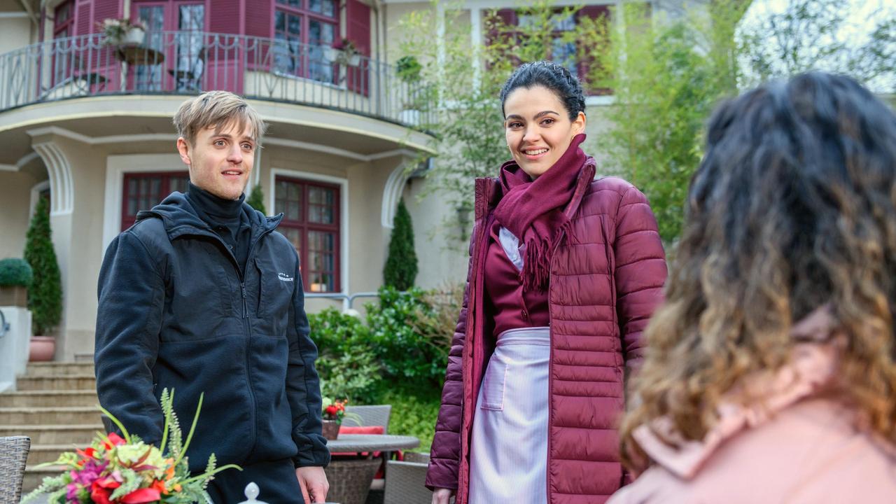 Shirin (Merve Çakır) schürt ungewollt Vanessas (Jeannie Gaspár) Zweifel hinsichtlich Max (Stefan Hartmann).