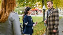 Shirin (Merve Çakır) spürt, dass Henning (Matthias Zera) vor Constanze (Sophia Schiller) auf Abstand zu ihr geht.