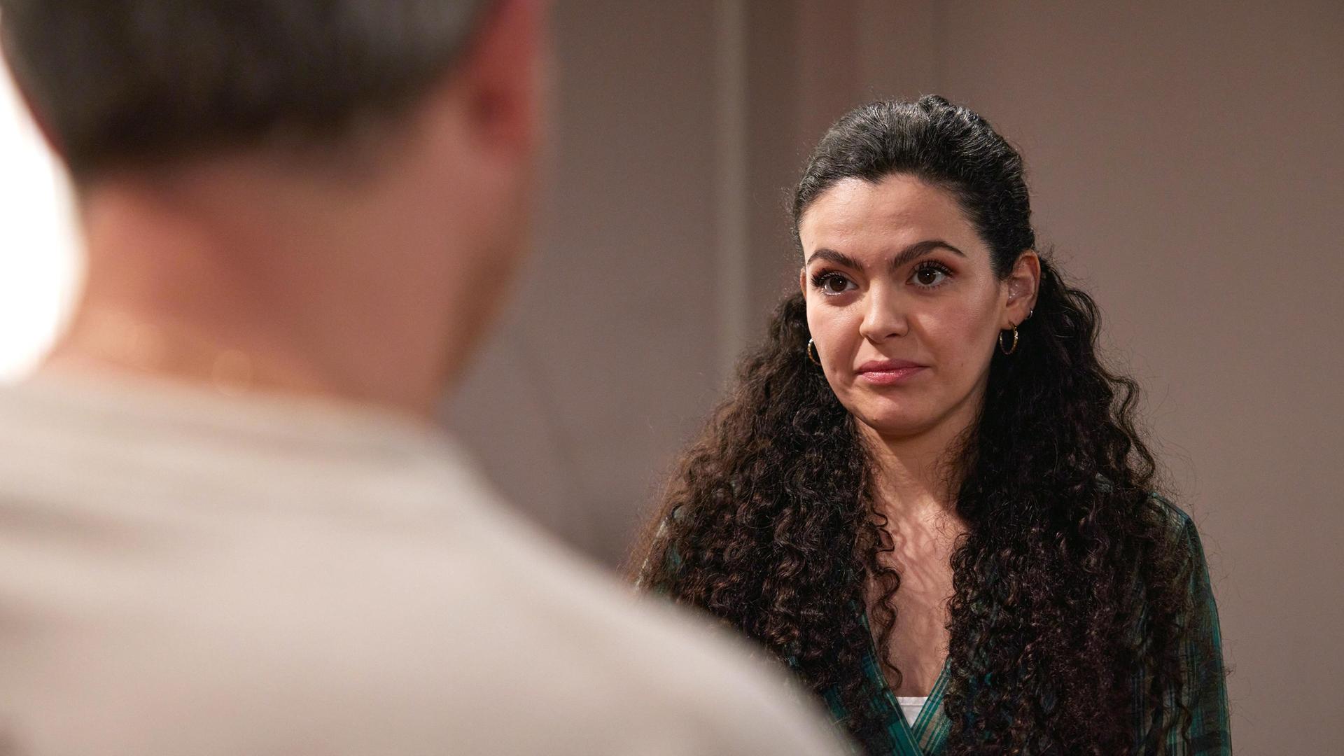Shirin (Merve Çakır) und Miro (Pablo Sprungala) ist klar, dass vor Lale ein langer Weg liegt, bevor sie den Verlust von Theo verarbeiten kann.