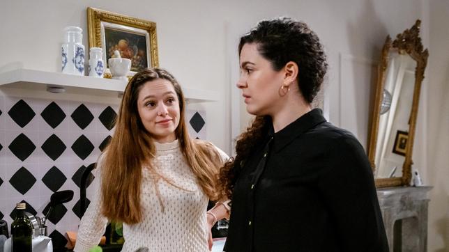Shirin (Merve Çakır) vertraut sich Valentina (Aylin Ravanyar) in ihrer Sorge an.