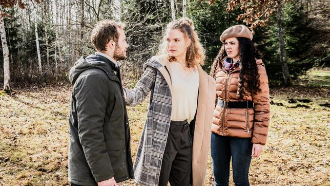Bild: ARD/Christof Arnold Shirin (Merve Çakır) wird klar, dass Maja (Christina Arends) mit ihr brechen wird, wenn sie mit Florian (Arne Löber) zusammenkommt. ARD/Christof Arnold
