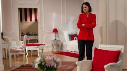 Sophia (Krista Birkner) stellt ernüchtert fest, dass sie die Forderung des Syndikats nicht wird erfüllen können.