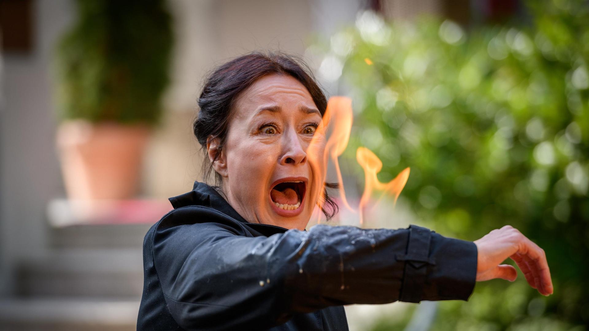 Sophias (Krista Birkner) Mantel gerät durch ein Missgeschick in Brand.