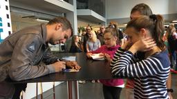 Florian Stadler erfüllt alle Autogrammwünsche der Fans.