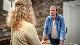 Steffen (Christopher Reinhardt) erfährt betroffen, dass Lucy nicht mehr Franzis (Léa Wegmann) Trauzeugin sein will.