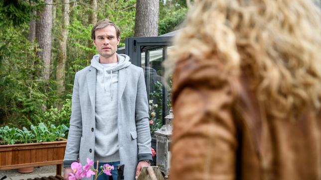 Bild: ARD/Christof Arnold Steffen (Christopher Reinhardt) erklärt Franzi (Léa Wegmann) warum er das Beweismaterial gegen "Grükon" löschen will.