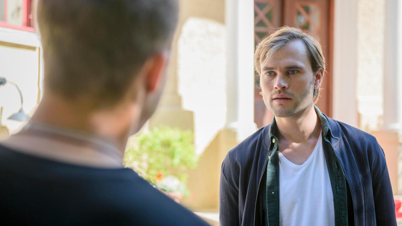 Steffen (Christopher Reinhardt) ist nicht begeistert, als er von Tim (Florian Frowein) erfährt, dass er seine Entscheidung rückgängig machen will.