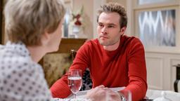 Steffen (Christopher Reinhardt) versucht Linda (Julia Grimpe) davon abzuhalten, Dirk im "Fürstenhof" zu pflegen.