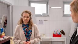 Stella (Daniela Galbo, l. mit Isabell Stern) bemüht sich eher verhalten darum, Theos Schicht zu übernehmen.