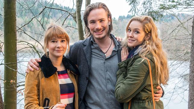 ARD STURM DER LIEBE Telenovela, montags bis freitags um 15.10 Uhr im Ersten. Liebesdreieck bei "Sturm der Liebe": in der 13. Staffel stehen Alexander Milz (M.) als William Newcombe, Victoria Reich (r.) als Ella Kessler und Julia Alice Ludwig (l.) als Rebecca Herz im Mittelpunkt der Geschichten rund um den Fürstenhof. Die unterschiedlichen Freundinnen Ella und Rebecca verlieben sich in William und das Liebeschaos nimmt seinen Lauf. Die 13. Staffel "Sturm der Liebe" ist ab Folge 2693 (voraussichtlicher Sendetermin 23. Mai 2017) im Ersten zu sehen.