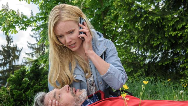 Bild: ARD/Christof Arnold Hermann (Günter Barton) erleidet einen Herzinfarkt. Verzweifelt versucht Luisa (Magdalena Steinlein) ihm zu helfen.