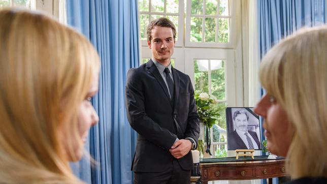Bild: ARD/Christof Arnold Auf der Trauerfeier von Hermann profiliert sich David (Michael N. Kühl) vor Luisa (Magdalena Steinlein) als sensibler und liebevoller Mensch (mit Mona Seefried).