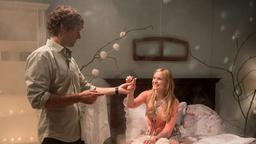 Sebastian (Kai Albrecht) begeistert Luisa (Magdalena Steinlein) mit seinen Zaubertricks.