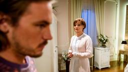Susan (Marion Mitterhammer) bittet William (Alexander Milz), Adrian die Wahrheit über seinen Vater weiterhin zu verschweigen.