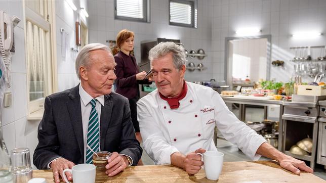 Bild: ARD/Christof Arnold Susan (Marion Mitterhammer) wundert sich, wie unbekümmert André (Joachim Lätsch) und Werner (Dirk Galuba) über den Mord spekulieren.