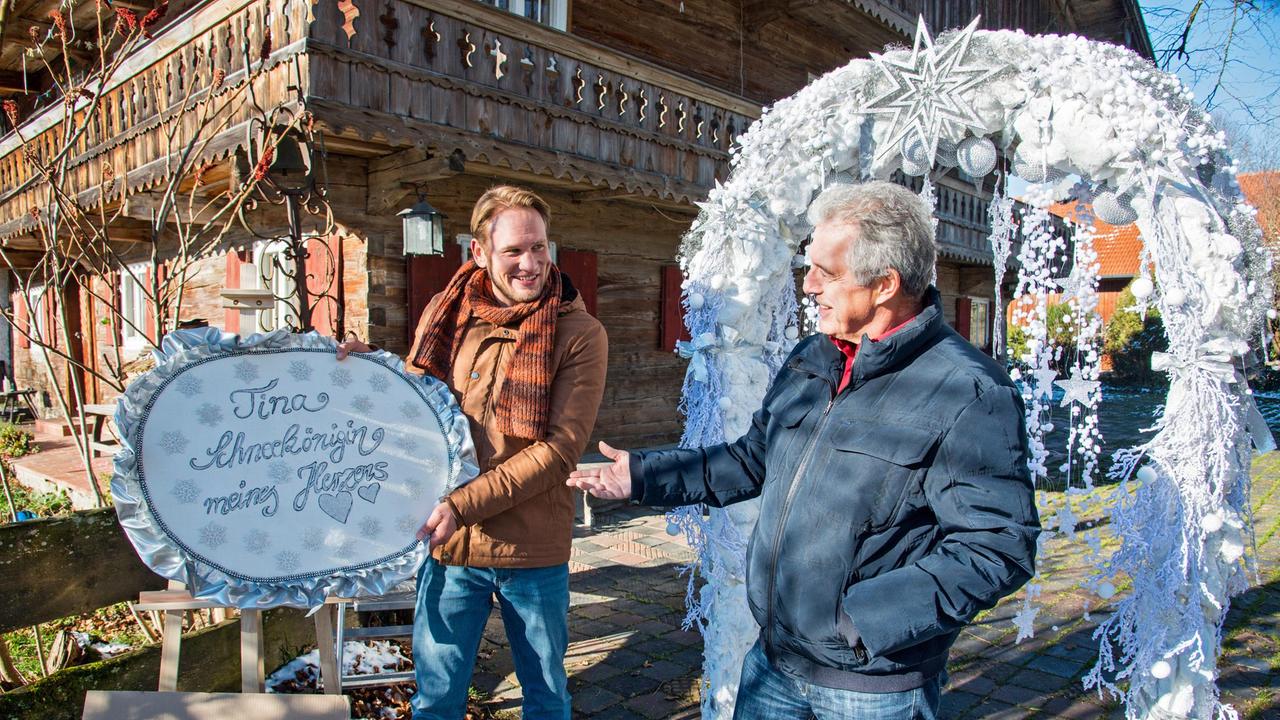 Sven (Adrian Spielbauer) präsentiert André (Joachim Lätsch) stolz, was er für Tina vorbereitet hat.