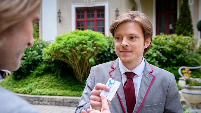 Bild: ARD/WDR/Christof Arnold Theo (Lukas Leibe, r. mit Erich Altenkopf) hadert, ob er den freien Termin beim Psychiater wahrnehmen soll.