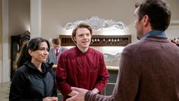 Theo (Lukas Leibe, M. mit Yeliz Simsek) ringt sich dazu durch, seinen Vater (Philipp Rafferty) einzuladen. ARD/Christoph Arnold