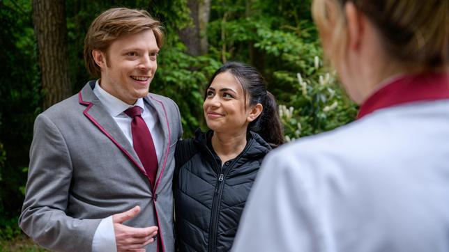 Bild: ARD/WDR/Christof Arnold Theo (Lukas Leibe) und Lale (Yeliz Simsek, M. mit Laura Osswald) beschließen übereinstimmend: Sie sind jetzt offiziell ein Paar.