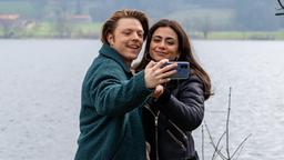 Theo (Lukas Leibe) und Lale (Yeliz Simsek) wollen versuchen, die Hochzeitslocation zu buchen.