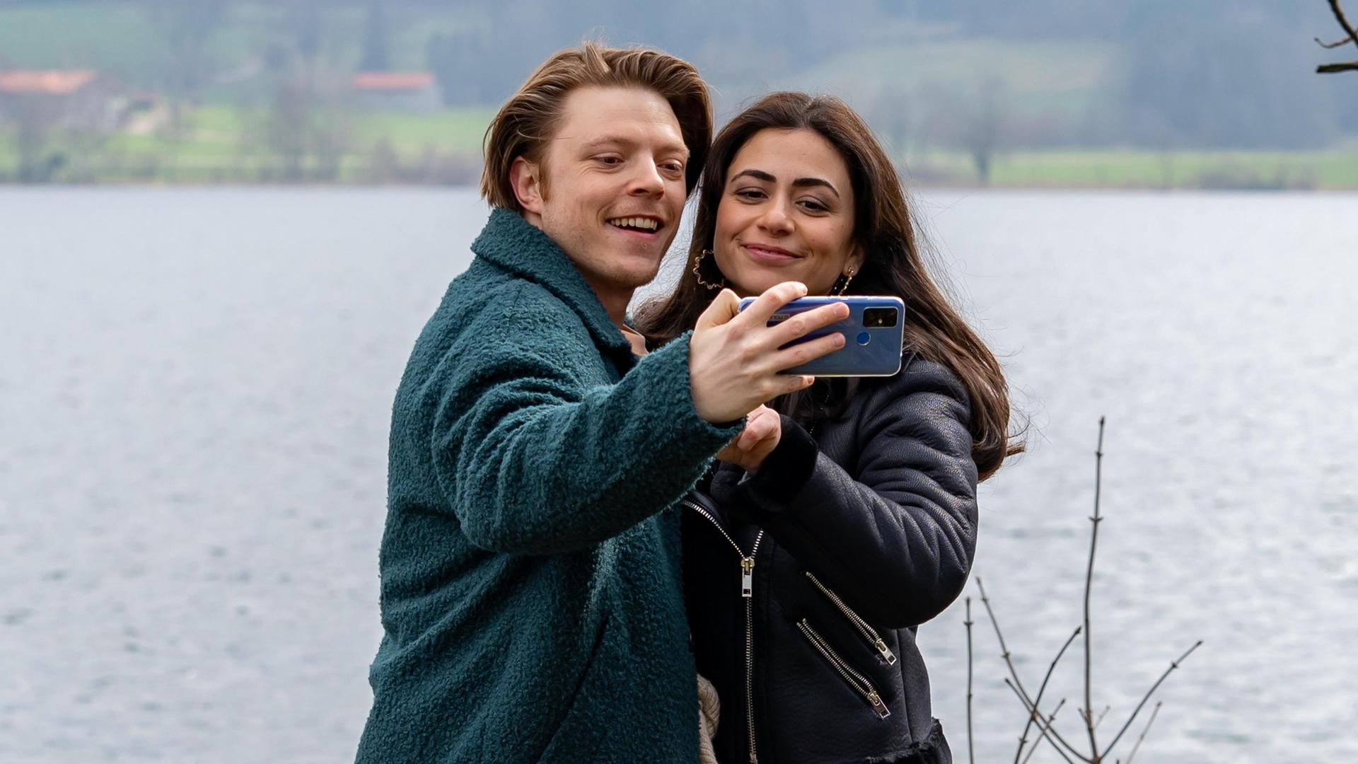 Theo (Lukas Leibe) und Lale (Yeliz Simsek) wollen versuchen, die Hochzeitslocation zu buchen.