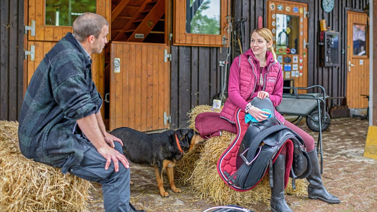 Tim (Florian Frowein) berichtet Amelie (Julia Gruber), dass er für sie ein Zimmer in Franzis WG organisiert hat.