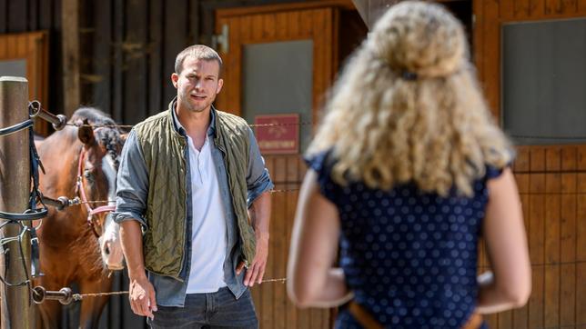 Bild: ARD/Christof Arnold Tim (Florian Frowein) erfährt von Franzis (Léa Wegmann) Umzugsplänen.