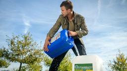 Tim (Florian Frowein) füllt herkömmliches Pestizid in den Kanister mit Biospritzmittel.
