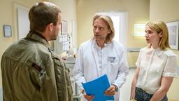 Tim (Florian Frowein) ist erschüttert, als Michael (Erich Altenkopf) ihm im Beisein von Amelie (Julia Gruber) mitteilt, dass sich seine Prognose bestätigt hat.