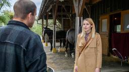 Tim (Florian Frowein) lehnt es ab, Amelie (Julia Gruber) als Pferdepflegerin zu engagieren.