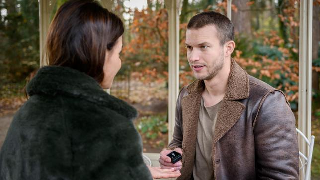 Bild: ARD/Christof Arnold Tim (Florian Frowein) macht Nadja (Anna Lena Class) einen Heiratsantrag.